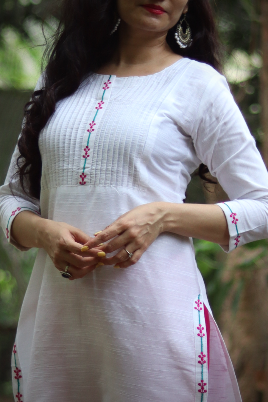 White kurti hot sale neck design